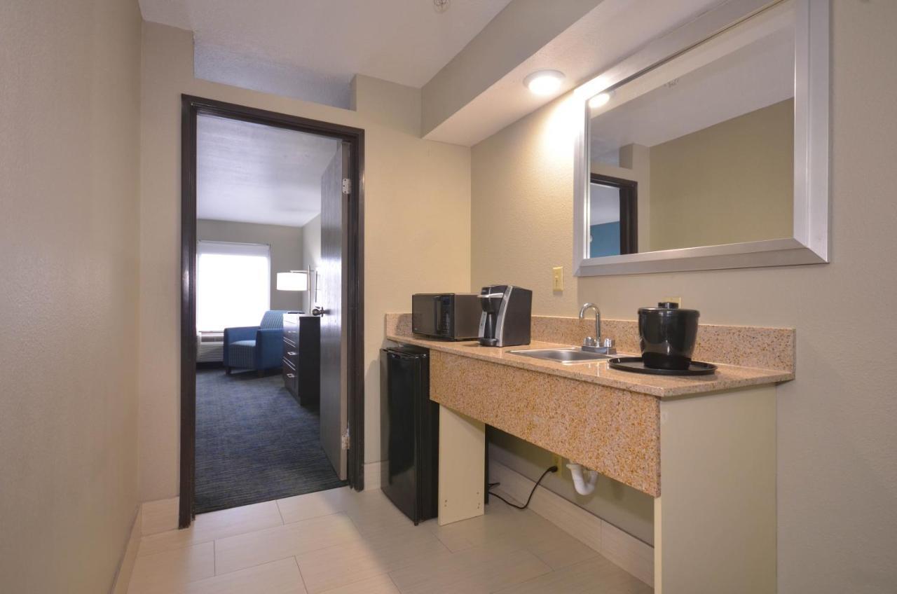 Holiday Inn Express & Suites Fayetteville University Of Arkansas Area By Ihg Buitenkant foto