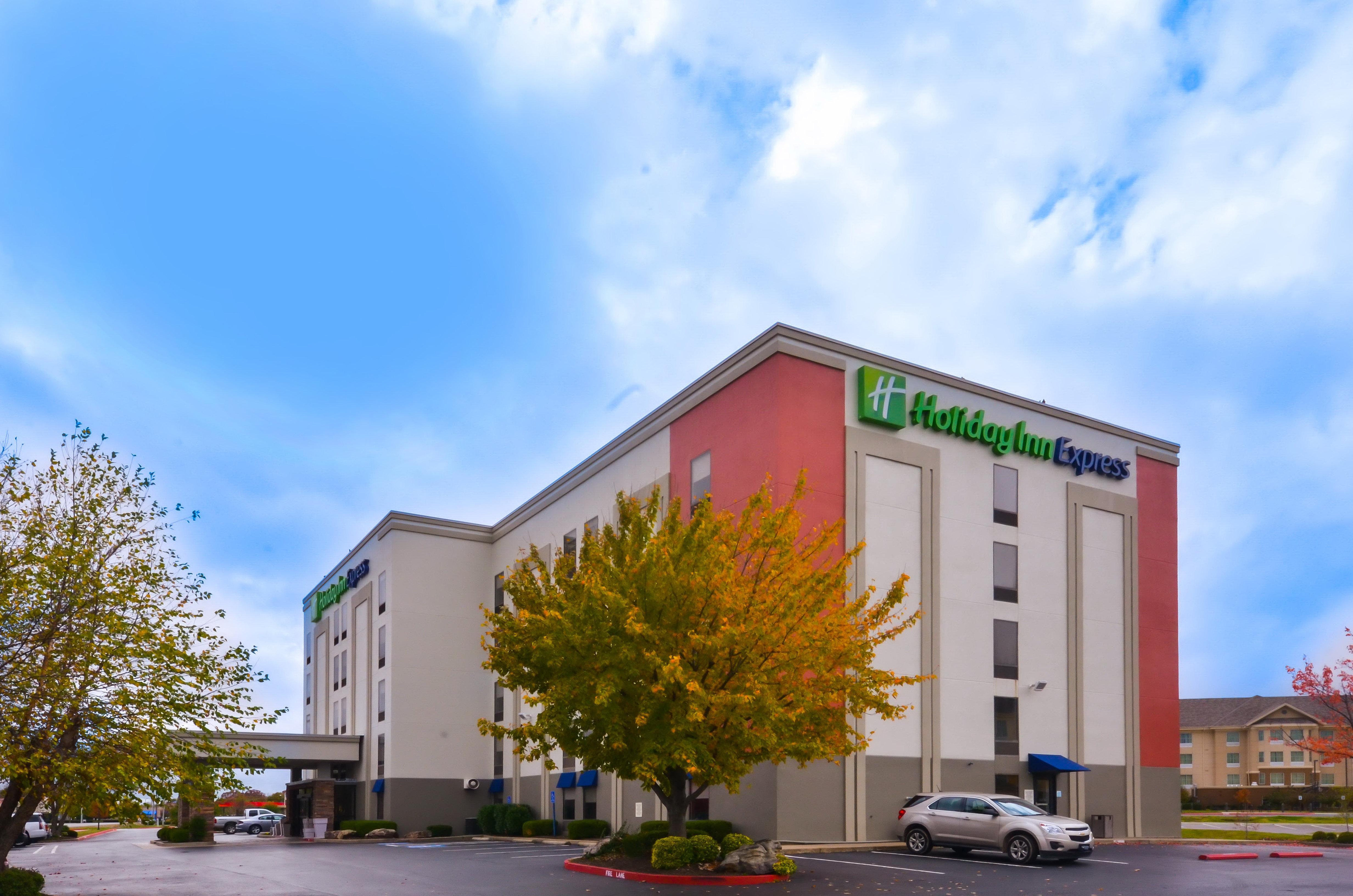 Holiday Inn Express & Suites Fayetteville University Of Arkansas Area By Ihg Buitenkant foto